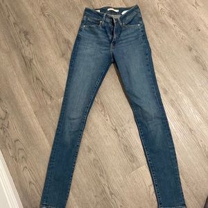 Levis 721s high waisted medium wash jeans